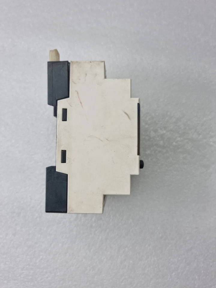 Telemecanique Schneider SR3 B102BD Zelio Logic Smart Relay 24VDC PLC LogicModule